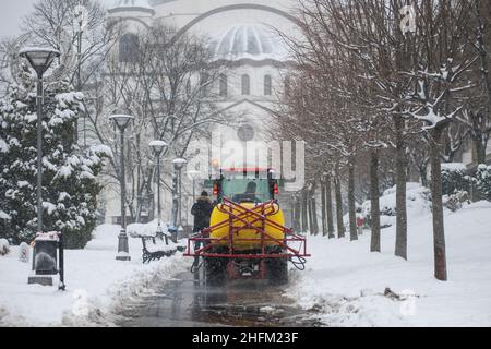 Camion spazzaneve pulizia dei sentieri del Parco di San Sava, Belgrado, Serbia Foto Stock