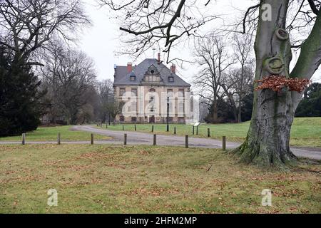 13 gennaio 2022, Brandeburgo, Baruth: Il nuovo Castello nel parco paesaggistico di Lenne. Il castello fu costruito come complesso in tre parti alla fine del 17th secolo come estensione della famiglia zu Solms-Baruth ed è in pericolo di cadere in disfacimento. La piccola città nel distretto di Teltow-Fläming si trova vicino allo Spreewald ed è a poco meno di 50 chilometri dalla capitale. Baruth/Mark è stato menzionato per la prima volta in un documento nel 1234, poco dopo che un castello e un insediamento erano stati costruiti su una zona sabbiosa durante l'insediamento orientale tedesco. Foto: Soeren Stache/dpa-Zentralbild/ZB Foto Stock