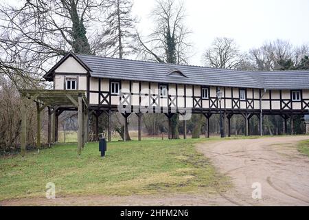 13 gennaio 2022, Brandeburgo, Baruth: una dependance a graticcio che sorge su palafitte di legno accanto al Castello Vecchio nel parco paesaggistico di Lenne. La cittadina nel distretto di Teltow-Fläming si trova vicino alla Foresta di Spree ed è a poco meno di 50 chilometri dalla capitale. Baruth/Mark è stato menzionato per la prima volta in un documento nel 1234, poco dopo che un castello e un insediamento erano stati costruiti su una zona sabbiosa durante l'insediamento orientale tedesco. Foto: Soeren Stache/dpa-Zentralbild/ZB Foto Stock