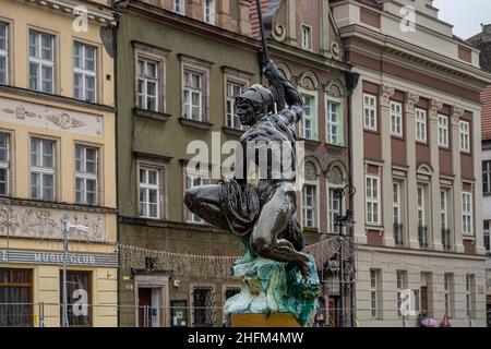 4 gennaio 2021 - Poznan, Polonia: La Fontana di Marte - una delle quattro fontane sul vecchio mercato di Poznan, si trova sul lato nord-ovest della rinascimentale Piazza del mercato di Poznan Foto Stock