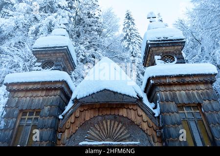 Particolare della parte superiore della Cappella Russa sul Passo Vršič coperto di neve, Alpi Giulie, Slovenia Foto Stock