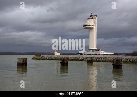 Moderna Torre di controllo del traffico marittimo in cemento o Torre Radar sul Fiume Senna all'ingresso del Porto o del Porto Honfleur Normandia Francia Foto Stock