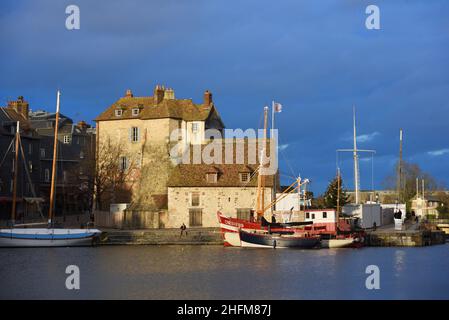 L'edificio fortificato la Lieutenance (c Oscar) vestigia delle mura o fortificazioni della città all'ingresso del Porto Vecchio o del Porto a Honfleur Normandia Francia Foto Stock