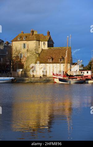 L'edificio fortificato la Lieutenance (c Oscar) vestigia delle mura o fortificazioni della città all'ingresso del Porto Vecchio o del Porto a Honfleur Normandia Francia Foto Stock