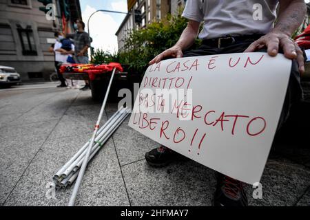 Claudio Furlan - LaPresse 19 Giugno 2020 Milano (Italia) News protesta commerciale dell'Unione per il blocco degli sfratti dall'edilizia popolare nella prefettura di Milano Foto Stock