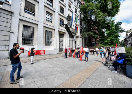 Claudio Furlan - LaPresse 19 Giugno 2020 Milano (Italia) News protesta commerciale dell'Unione per il blocco degli sfratti dall'edilizia popolare nella prefettura di Milano Foto Stock