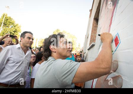 Foto LaPresse - massimo Paolone 04/07/17 Budrio (Bo) (Italia) Cronaca Alex Zanardi in visita ai murales del writer Fabieke. Lo scrittore bolognese ha realizzato un murale all'esterno della piscina comunale con immagini di Bebe Vio, Usain Bolt, Mohamed Alì Cassius Clay, Roberto Baggio e Alex Zanardi nella foto: Alex Zanardi Photo LaPresse - massimo Paolone 04 luglio 2017, Budrio (Bo) (ITALIA) Zanardi in visita al murales di Alex Fabike. Lo scrittore bolognese ha realizzato un murale fuori dalla piscina comunale con immagini di Bebe Vio, Usain Bolt, Mohamed Alì Cassius Clay, Roberto Baggio e Alex Za Foto Stock