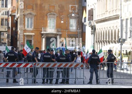 Cecilia Fabiano/LaPresse Giugno 20 , 2020 Roma (Italia) News dimostrazione del Partito Nazionale di Simone Carabella nella foto : l'organizzazione estrema destra in piazza Santi Apostoli Foto Stock