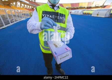 Donato Fasano/LaPresse 22 Giugno, 2020 Lecce, Italia sport soccer Lecce vs Milano - Campionato Italiano Calcio League A TIM 2019/2020 - Stadio Via del Mare. Nella foto: Distribuzione di guanti per fotografi Foto Stock