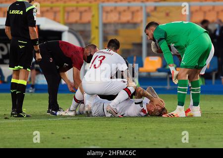 Donato Fasano/LaPresse 22 Giugno, 2020 Lecce, Italia sport soccer Lecce vs Milano - Campionato Italiano Calcio League A TIM 2019/2020 - Stadio Via del Mare. Nella foto: Infortunio Simon kjaer Foto Stock