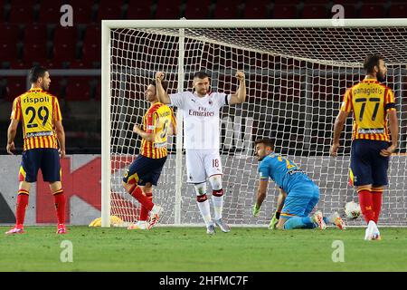 Donato Fasano/LaPresse 22 Giugno, 2020 Lecce, Italia sport soccer Lecce vs Milano - Campionato Italiano Calcio League A TIM 2019/2020 - Stadio Via del Mare. Nella foto: ANTE REBIC CELEBRA Foto Stock