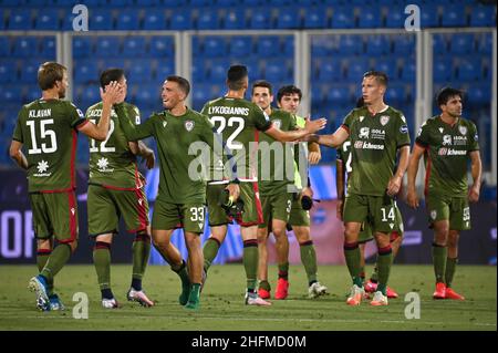 Massimo Paolone/LaPresse 23 giugno 2020 Ferrara, Italia sport soccer Spal vs Cagliari - Campionato Italiano Calcio League A TIM 2019/2020 - Stadio Paolo Mazza nella foto: I giocatori di Cagliari festeggiano per la vittoria Foto Stock