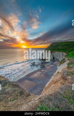 costa dell'isola di wight, tramonto sull'isola di wight, tramonto sulla baia di acqua dolce, isola di wight a mare d'acqua dolce, isola costiera di wight. Foto Stock