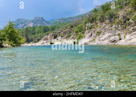 Fiume Solenzara con acque turchesi ai piedi delle vette di Bavella nella Corsica del Sud, Francia. Foto di alta qualità Foto Stock