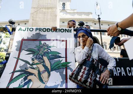 Cecilia Fabiano/LaPresse Giugno 25 , 2020 Roma (Italia) Notizie dimostrazione per la legalizzazione della coltivazione della marijuana nella foto :Emma Bonino Foto Stock