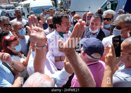 Mauro Scrobogna /LaPresse 25 giugno 2020&#xa0; Roma, Italia News i venditori ambulanti protestano nella foto: Protesta dei venditori ambulanti e intervento del segretario della Lega Matteo Salvini Foto Stock