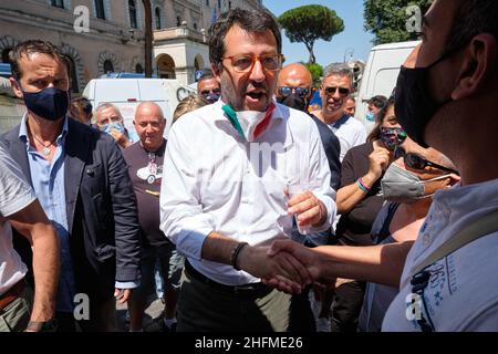 Mauro Scrobogna /LaPresse 25 giugno 2020&#xa0; Roma, Italia News i venditori ambulanti protestano nella foto: Protesta dei venditori ambulanti e intervento del segretario della Lega Matteo Salvini Foto Stock