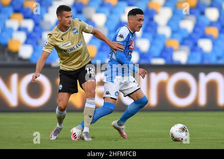 Cafaro/LaPresse 28 giugno 2020 Napoli, Italia sport soccer Napoli vs Spal - Campionato Italiano Calcio League A TIM 2019/2020 - Stadio San Paolo. Nella foto: Jose Maria Callejon (SSC Napoli) compete per la palla con Arkadiusz Reca (S.P.A.L.) Foto Stock