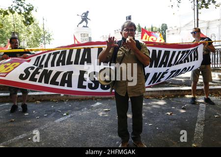 Cecilia Fabiano/LaPresse Giugno 30 , 2020 Roma (Italia) News dimostrazione dei lavoratori di volo nella foto : i manifestanti di fronte al ministero dei trasporti Foto Stock