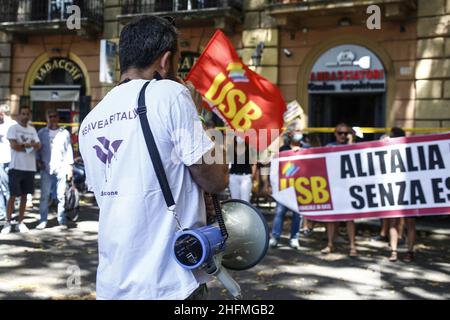 Cecilia Fabiano/LaPresse Giugno 30 , 2020 Roma (Italia) News dimostrazione dei lavoratori di volo nella foto : i manifestanti di fronte al ministero dei trasporti Foto Stock