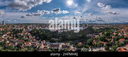 Vista aerea del quartiere del castello in Veszprem Ungheria con le mura, bastioni palazzo vescovile e altri edifici medievali tra cui la porta dell'eroe AN Foto Stock