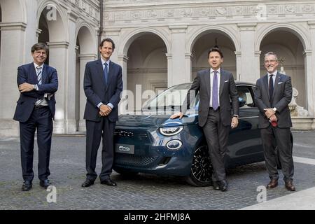 Roberto Monaldo / LaPresse 03-07-2020 Roma (Italia) Palazzo Chigi - Presentazione della nuova Fiat elettrica 500 al primo Ministro Giuseppe Conte nella foto Oliver Francois, John Elkann, Giuseppe Conte, Pietro Gorlier Foto Stock