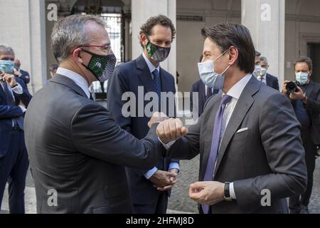 Roberto Monaldo / LaPresse 03-07-2020 Roma (Italia) Palazzo Chigi - Presentazione della nuova Fiat elettrica 500 al primo Ministro Giuseppe Conte nella foto Pietro Gorlier, John Elkann, Giuseppe Conte Foto Stock