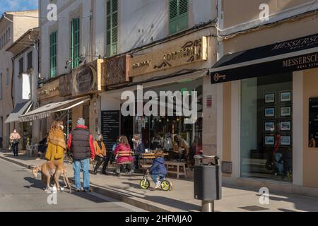 Campos, Spagna; gennaio 15 2022: Facciata principale della famosa pasticceria mallorca Pomar, con i clienti che indossano la maschera. Nuova normale Foto Stock