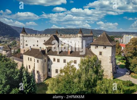 Veduta aerea del castello di Zvolen in Slovacchia con palazzo rinascimentale, anello esterno di muro, torrette, torre d'angolo, torre di cancello massiccio, cappella gotica Foto Stock