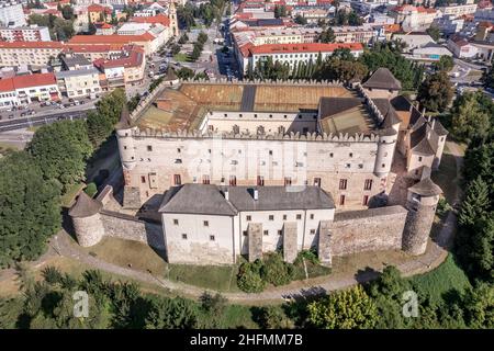 Veduta aerea del castello di Zvolen in Slovacchia con palazzo rinascimentale, anello esterno di muro, torrette, torre d'angolo, torre di cancello massiccio, cappella gotica Foto Stock