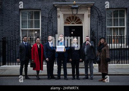 LONDRA, Regno Unito 17th gennaio 2022. Petizione con 360.000 firme contro i passaporti dei vaccini consegnata in 10 Downing Street da MP Steve Baker, presentatore TV Tonia Buxton, Dr Ahmed Malik, Politican Adam Brooks, Broadcaster Richard Taylor, firmatario Dinah Glover e insieme Dichiarazione Co-fondatore Alan Miller Foto Stock