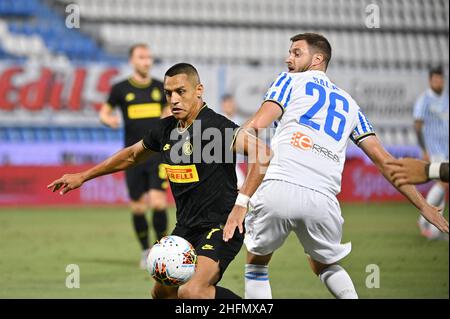 Massimo Paolone/LaPresse 16 luglio 2020 Ferrara, Italia sport soccer Spal vs Inter - Campionato Italiano Calcio League A TIM 2019/2020 - Stadio Paolo Mazza nella foto: Alexis Sanchez (FC Internazionale Milano) compete per la palla con Jacopo Sala (Spal) Foto Stock