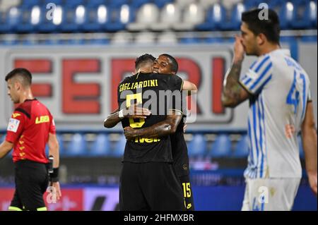 Massimo Paolone/LaPresse 16 luglio 2020 Ferrara, Italia sport soccer Spal vs Inter - Campionato Italiano Calcio League A TIM 2019/2020 - Stadio Paolo Mazza nella foto: Roberto Gagliardini (FC Internazionale Milano) festeggia con Ashley Young (FC Internazionale Milano) dopo aver segnato il traguardo 0-4 Foto Stock