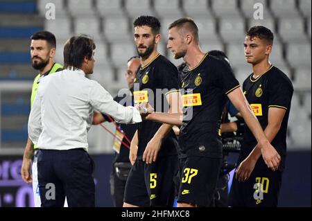 Massimo Paolone/LaPresse 16 luglio 2020 Ferrara, Italia sport soccer Spal vs Inter - Campionato Italiano Calcio League A TIM 2019/2020 - Stadio Paolo Mazza nella foto: Antonio Conte (FC Internazionale Milano) e Milano Skriniar (FC Internazionale Milano) festeggiano per la vittoria Foto Stock