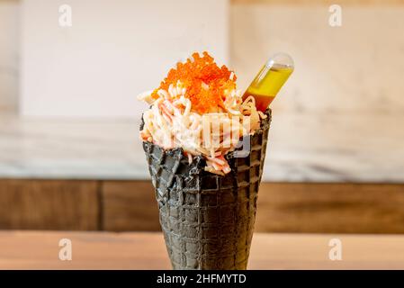 I bastoni di granchio sono un tipo di cibo lavorato fatto da surimi finemente tritati e curati o carni di pesce bianco. Forma simile a zampe di granchio da neve o gi giapponese Foto Stock