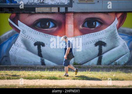 Claudio Furlan - LaPresse 21 luglio 2020 Milano (Italia) murali in via Palizzi all'ingresso di quarto Oggiaro realizzato dall'artista Cosimo Cheone dedicato ai medici e al personale sanitario dell'ospedale sacco di Milano Foto Stock