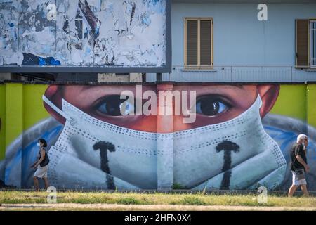 Claudio Furlan - LaPresse 21 luglio 2020 Milano (Italia) murali in via Palizzi all'ingresso di quarto Oggiaro realizzato dall'artista Cosimo Cheone dedicato ai medici e al personale sanitario dell'ospedale sacco di Milano Foto Stock