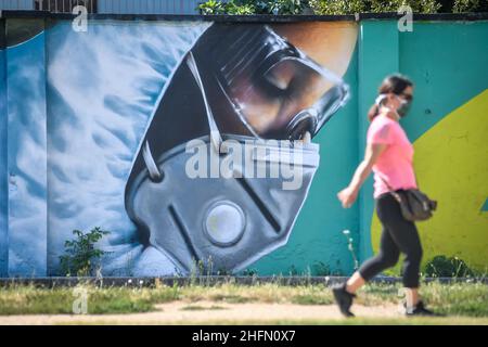 Claudio Furlan - LaPresse 21 luglio 2020 Milano (Italia) murali in via Palizzi all'ingresso di quarto Oggiaro realizzato dall'artista Cosimo Cheone dedicato ai medici e al personale sanitario dell'ospedale sacco di Milano Foto Stock