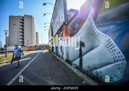 Claudio Furlan - LaPresse 21 luglio 2020 Milano (Italia) murali in via Palizzi all'ingresso di quarto Oggiaro realizzato dall'artista Cosimo Cheone dedicato ai medici e al personale sanitario dell'ospedale sacco di Milano Foto Stock