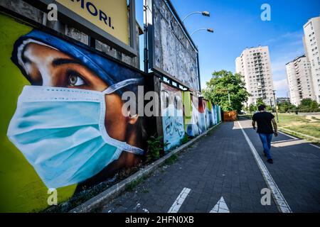 Claudio Furlan - LaPresse 21 luglio 2020 Milano (Italia) murali in via Palizzi all'ingresso di quarto Oggiaro realizzato dall'artista Cosimo Cheone dedicato ai medici e al personale sanitario dell'ospedale sacco di Milano Foto Stock