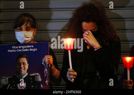 Cecilia Fabiano/LaPresse Luglio 24 , 2020 Roma (Italia) News &#xab;da non dimenticare Mario&#xbb; fiaccolata in via Pietro cosa dove il carabiniere Mario Cerciello Rega è stato ucciso nella foto : la madre e la moglie di Cerciello Rega Foto Stock