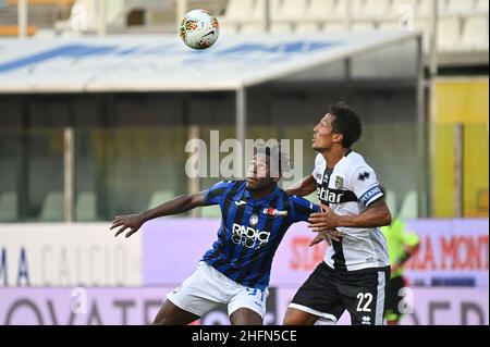 Massimo Paolone/LaPresse 28 luglio 2020 Parma, Italia sport soccer Parma vs Atalanta - Campionato Italiano Calcio League A TIM 2019/2020 - Stadio Ennio Tardini nella foto: Duvan Zapata (Atalanta Bergamasca Calcio) compete per la palla con Bruno Alves (Parma Calcio) Foto Stock