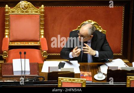 Mauro Scrobogna /LaPresse 29 luglio 2020&#xa0; Roma, Italia Senato politico - misure di deviazione di bilancio nella foto: ministro dell'economia Roberto Gualtieri Foto Stock