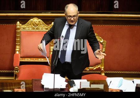 Mauro Scrobogna /LaPresse 29 luglio 2020&#xa0; Roma, Italia Senato politico - misure di deviazione di bilancio nella foto: ministro dell'economia Roberto Gualtieri Foto Stock