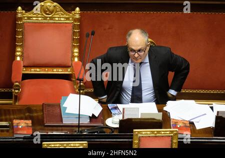 Mauro Scrobogna /LaPresse 29 luglio 2020&#xa0; Roma, Italia Senato politico - misure di deviazione di bilancio nella foto: ministro dell'economia Roberto Gualtieri Foto Stock