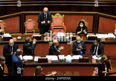 Mauro Scrobogna /LaPresse 29 luglio 2020&#xa0; Roma, Italia Senato politico - misure di deviazione di bilancio nella foto: Esultazione alle banchine del governo Foto Stock