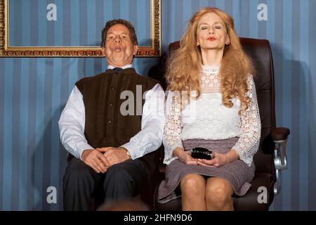 Josephine Hoppe und Dirk Neumann bei: 'DAS ei IST HART!Ein Loriot-Abend' Regie:Ahmad Mesgarha,Violine: Florian Mayer, in Hoppes Hoftheater. Dresda-noi Foto Stock