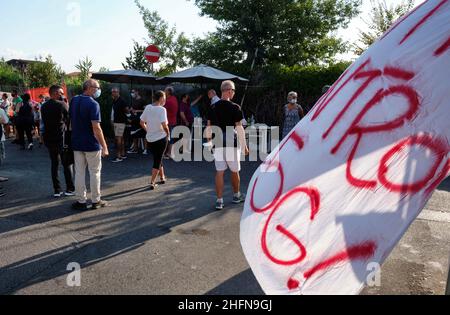 Mauro Scrobogna /LaPresse 03 agosto 2020&#xa0; Acilia (Roma), Italia Notizie protesta contro 5G nella foto: La guarnigione di residenti in Acilia in Vicolo dei Monti di San Paolo mobilitato per paura di installare un'antenna 5G a pochi metri dalle loro case Foto Stock