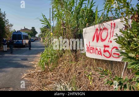 Mauro Scrobogna /LaPresse 03 agosto 2020&#xa0; Acilia (Roma), Italia Notizie protesta contro 5G nella foto: La guarnigione di residenti in Acilia in Vicolo dei Monti di San Paolo mobilitato per paura di installare un'antenna 5G a pochi metri dalle loro case Foto Stock