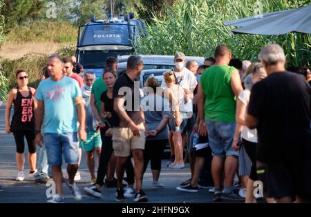 Mauro Scrobogna /LaPresse 03 agosto 2020&#xa0; Acilia (Roma), Italia Notizie protesta contro 5G nella foto: La guarnigione di residenti in Acilia in Vicolo dei Monti di San Paolo mobilitato per paura di installare un'antenna 5G a pochi metri dalle loro case Foto Stock